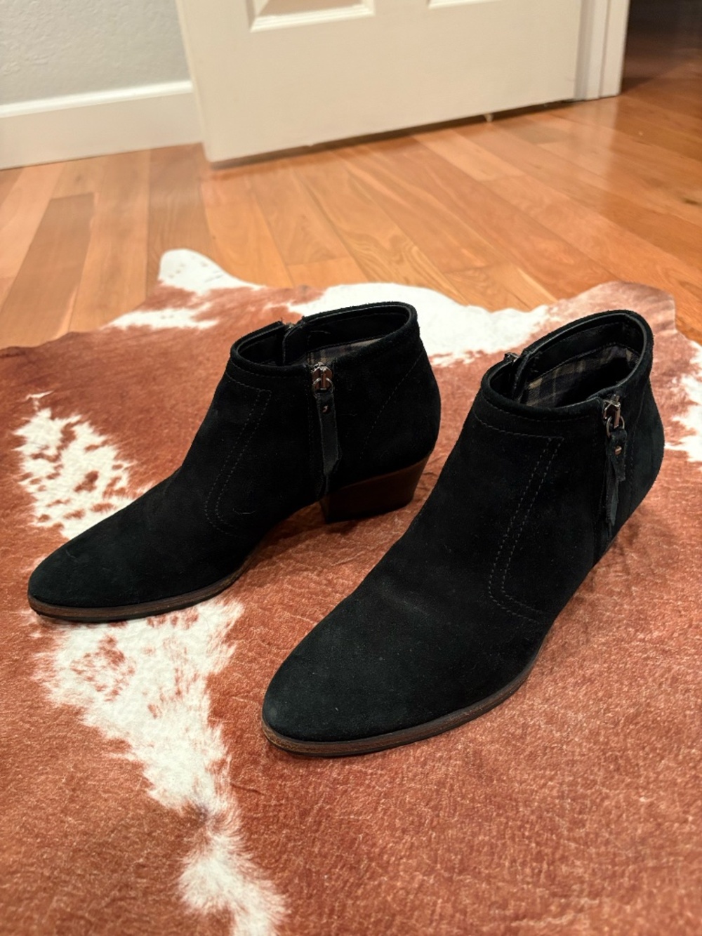 Aquatalia Black Suede Pointed Toe Boots Made in Italy Luxury - Picture 4 of 4
